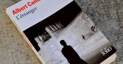 Couverture du roman de Camus, l'étranger